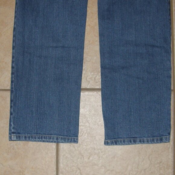 CHICO'S Denim Sz 2.5 or Large Short Stretchy Cotton Straight Leg Blue Jeans - Picture 4 of 5